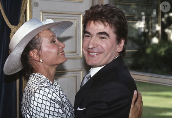 Archive - Serge Lama et Michèle, lors de leur mariage civil à la mairie du VIIème arrondissement, en intérieur, les deux époux , elle vêtue d'un ensemble en soie de DIOR, coiffée d'un chapeau blanc, s'enlaçant tendrement.