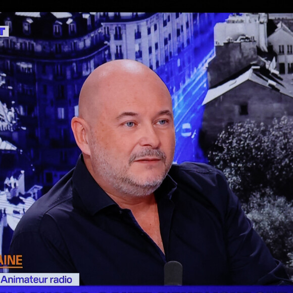Les faits remonteraient aux années 90
Captures d'écran - Sébastien Cauet est venu s'expliquer et affirmer son innocence sur le plateau de BFM TV à propos des accusations de viols et d'agressions sexuelles par trois femmes dont une mineure au moment des faits. Le 10 décembre 2023.