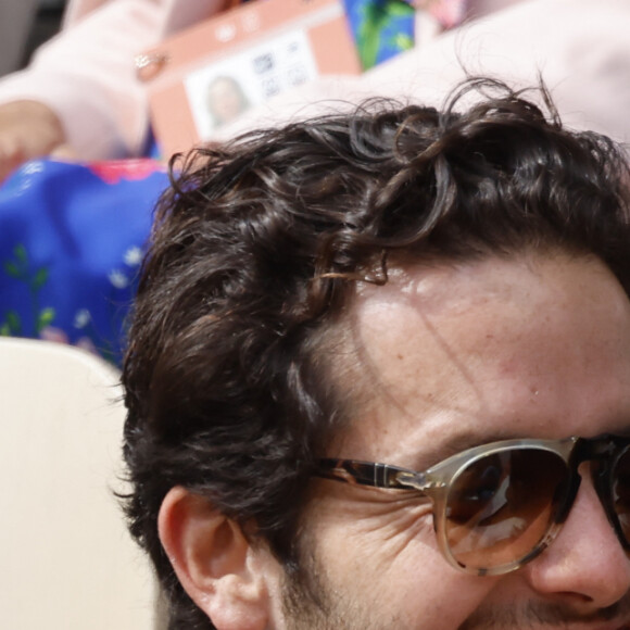 Florence Foresti et son compagnon Alexandre Kominek - People dans les tribunes lors des Internationaux de France de Tennis de Roland Garros 2022 à Paris le 29 mai 2022. © Cyril Moreau/Bestimage 