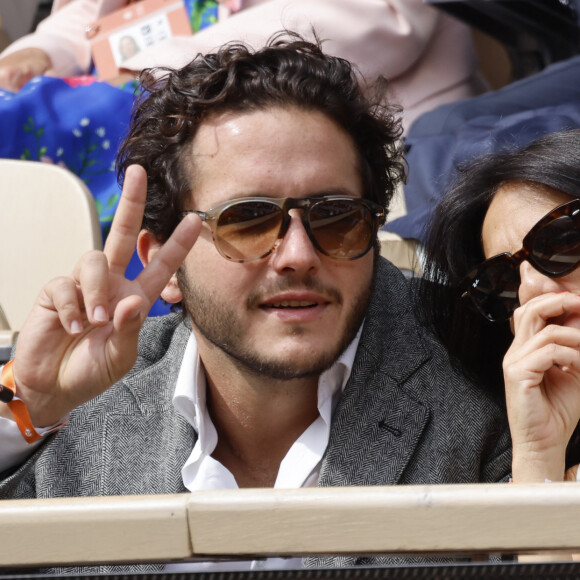 Florence Foresti et son compagnon Alexandre Kominek - People dans les tribunes lors des Internationaux de France de Tennis de Roland Garros 2022 à Paris le 29 mai 2022. © Cyril Moreau/Bestimage 