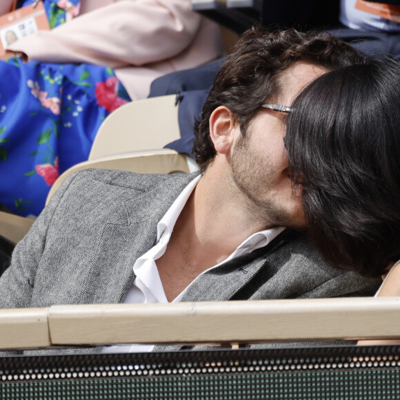 Florence Foresti et son compagnon Alexandre Kominek - People dans les tribunes lors des Internationaux de France de Tennis de Roland Garros 2022 à Paris le 29 mai 2022. © Cyril Moreau/Bestimage 