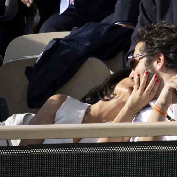 Florence Foresti et son compagnon Alexandre Kominek - People dans les tribunes lors des Internationaux de France de Tennis de Roland Garros 2022 à Paris le 29 mai 2022. © Cyril Moreau/Bestimage 