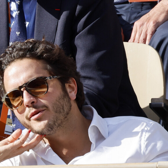 Florence Foresti et son compagnon Alexandre Kominek - People dans les tribunes lors des Internationaux de France de Tennis de Roland Garros 2022 à Paris le 29 mai 2022. © Cyril Moreau/Bestimage 