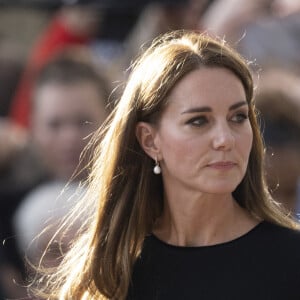En revanche, pas Kate Middleton, elle aussi convalescente. 
La princesse de Galles Kate Catherine Middleton à la rencontre de la foule devant le château de Windsor, suite au décès de la reine Elisabeth II d'Angleterre. Le 10 septembre 2022 