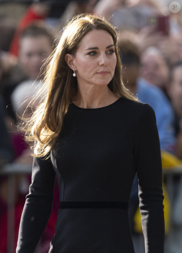 En revanche, pas Kate Middleton, elle aussi convalescente. 
La princesse de Galles Kate Catherine Middleton à la rencontre de la foule devant le château de Windsor, suite au décès de la reine Elisabeth II d'Angleterre. Le 10 septembre 2022 