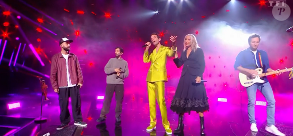 Une veste que le public peut s'offrir pour 250 euros
Vianney porte une veste de sa création dans "The Voice 2024", le 10 février, sur TF1