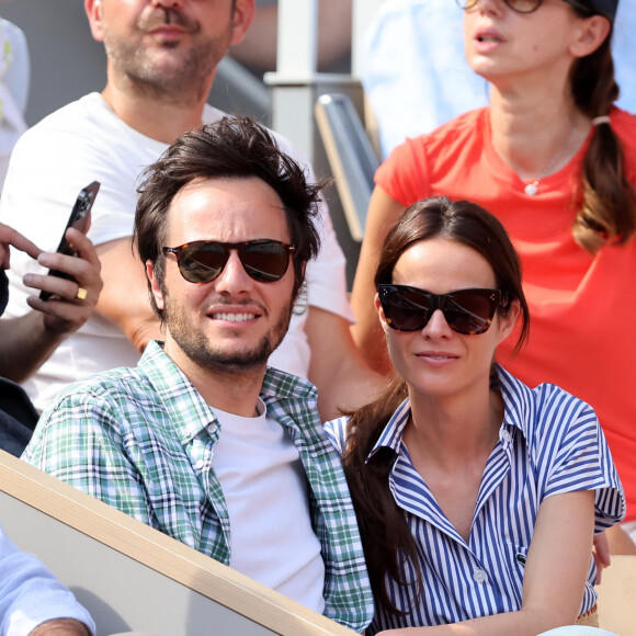 Le chanteur Vianney et sa femme Catherine Robert en tribunes lors des Internationaux de France de tennis de Roland Garros 2023, à Paris, France, le 9 juin 2023. © Jacovides-Moreau/Bestimage 