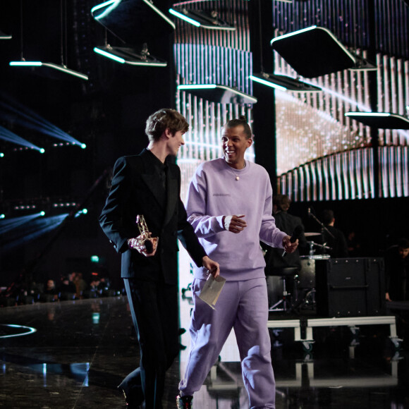 Exclusif - Pierre de Maere (Révélation masculine) et Le chanteur Stromae (Artiste masculin et Album "Multitude") en backstage de la 38ème cérémonie des Victoires de la musique à la Seine musicale de Boulogne-Billancourt, France, le 10 février 2023. © Moreau-Veren/Bestimage 