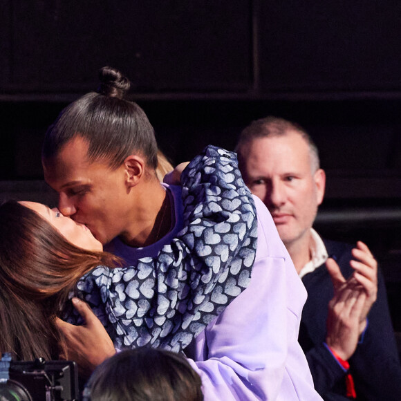 Probablement souffrant, toujours, de sa santé mentale, il peut heureusement compter sur Coralie Barbier. 
Exclusif - Stromae avec sa femme Coralie Barbier en backstage de la 38ème cérémonie des Victoires de la musique à la Seine musicale de Boulogne-Billancourt, France, le 10 février 2023. © Moreau-Veren/Bestimage 