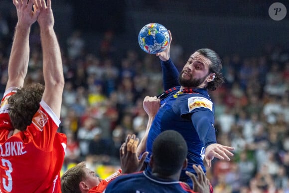 "Ce but, le titre dont on va aussi me parler pendant longtemps et tant mieux, sont plus lumineux que tout le reste", raconte le handballeur
 
Elohim Prandi - La France championne d'Europe de Handball face au Danemark lors des Championnats d'Europe à Cologne.