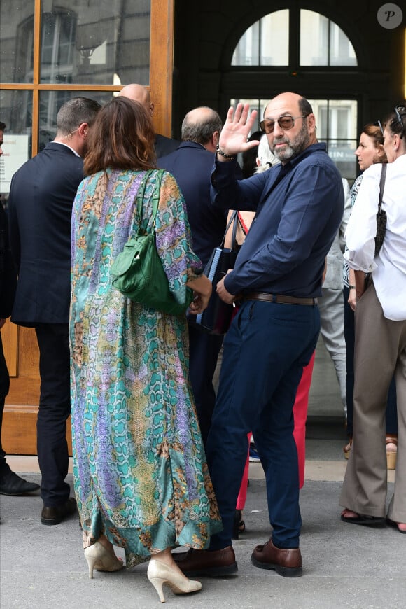 Kad Merad et sa femme Julia Vignali - Mariage de Claude Lelouch à la mairie du 18ème à Paris. Le 17 juin 2023