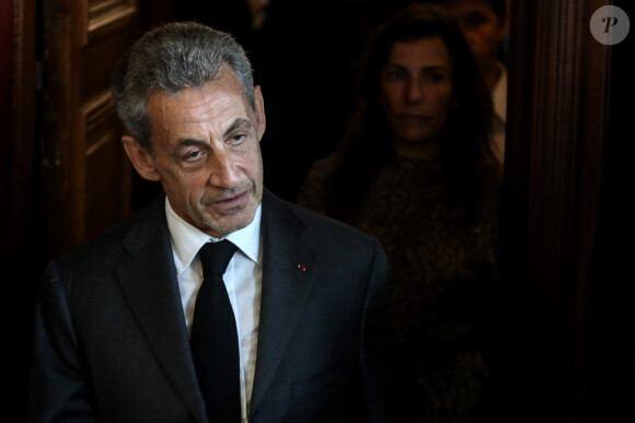 L'ancien président français Nicolas Sarkozy quitte le palais de justice du procès en appel d'une affaire de corruption au palais de justice de Paris le 17 mai 2023. Deux ans après une condamnation sans précédent pour un ancien chef de l'État, la cour d'appel de Paris a confirmé ce mercredi matin la condamnation de Nicolas Sarkozy à trois ans d'emprisonnement, dont un an ferme, pour corruption et trafic d'influence, dans l'affaire dite "Bismuth". Le 1er mars 2021, un tribunal français avait condamné l'ancien président Nicolas Sarkozy à une peine de trois ans de prison, dont deux ans avec sursis, pour corruption et trafic d'influence. Les procureurs avaient demandé qu'il soit emprisonné pendant quatre ans et qu'il purge une peine minimale de deux ans. Ils avaient également demandé que ses coaccusés, l'avocat Thierry Herzog et le juge Gilbert Azibert, soient condamnés à la même peine, Paris, le 17 mai 2023 © Stéphane Lemouton / Bestimage 
