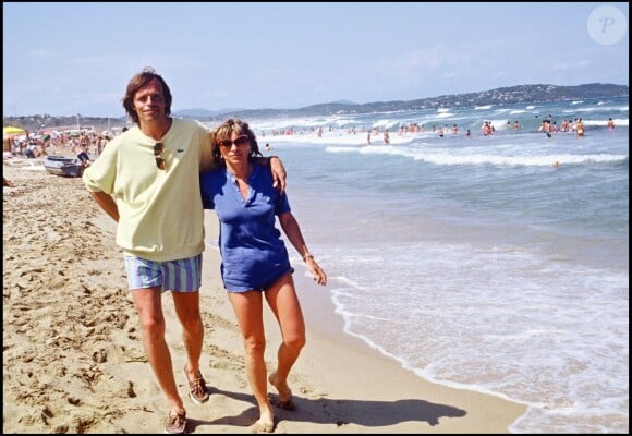 Pierre Bachelet avec sa seconde épouse, Danièle, à Saint-Tropez, le 18 juillet 1988.