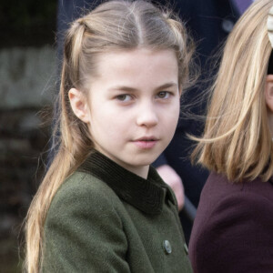 La princesse Charlotte serait-elle sage comme une image ?
La princesse Charlotte de Galles, Mia Tindall - Messe du matin de Noël en l'église St-Mary Magdalene à Sandringham.