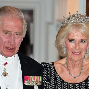 "La reine l'a beaucoup aimée. Je trouve que Charlotte ressemble à la reine Elizabeth II sur cette photo, et c'est pourquoi j'ai vraiment eu envie d'en faire une peinture."
Le roi Charles III d'Angleterre et la reine consort Camilla Parker Bowles lors d'un dîner à la Mansion House à Londres, en l'honneur du travail des institutions civiques de la ville de Londres. Le 18 octobre 2023.