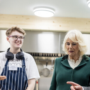 Le roi Charles III d'Angleterre, le jour de son 75ème anniversaire, et Camilla Parker Bowles, reine consort d'Angleterre, lors du lancement officiel du Coronation Food Project à Didcot, le 14 novembre 2023.