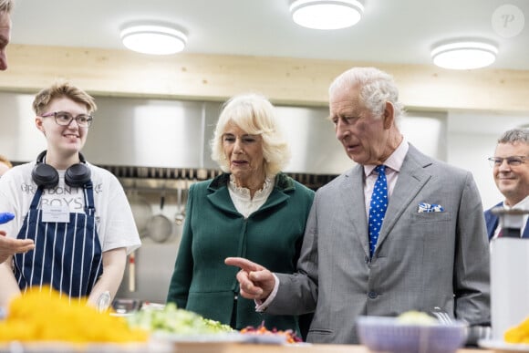 Le roi Charles III d'Angleterre, le jour de son 75ème anniversaire, et Camilla Parker Bowles, reine consort d'Angleterre, lors du lancement officiel du Coronation Food Project à Didcot, le 14 novembre 2023.