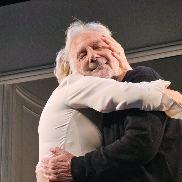 Exclusif - Muriel Robin et Pierre Arditi saluent le public à la fin de la dernière de la pièce " Lapin " au Théâtre Édouard VII à Paris. Le 6 Janvier 2024. © Bertrand Rindoff / Bestimage 