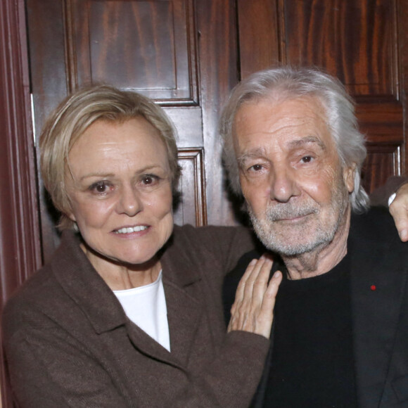 Exclusif -  Muriel Robin et Pierre Arditi posent après la dernière de la pièce " Lapin " au Théâtre Édouard VII à Paris. Le 6 Janvier 2024. © Bertrand Rindoff / Bestimage 