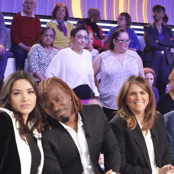 Exclusif - Bahia Carla, Rost, Valérie Benaim, Augustin Donnadieu sur le plateau de l'émission "Face à Hanouna" présentée C.Hanouna et diffusée sur C8 le 17 février 2024 - Paris le 15 février 2024 - © Jack Tribeca / Bestimage 