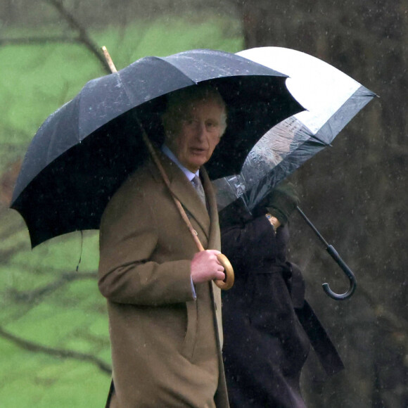 Charles III était de sortie 
Le roi Charles III d'Angleterre et Camilla Parker Bowles, reine consort d'Angleterre, à la sortie de la messe du dimanche en l'église Sainte-Marie Madeleine à Sandringham. © Imago / Panoramic / Bestimage 