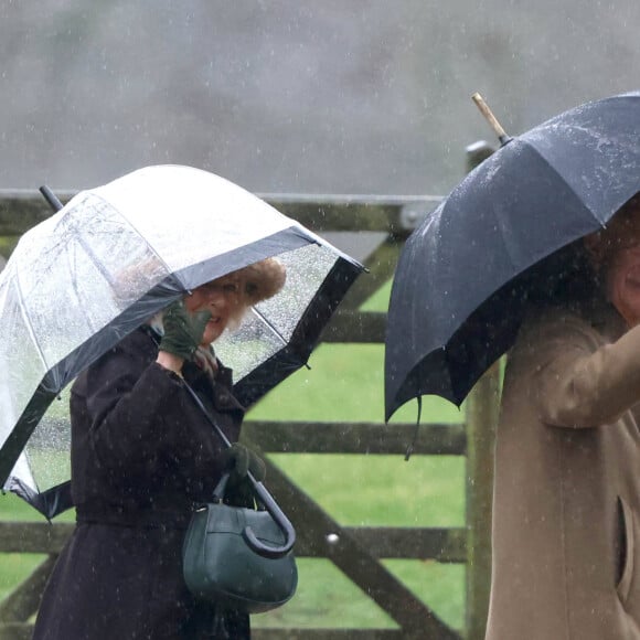 Une première sortie depuis l'interview du prince Charles accordée à Good Morning America
Le roi Charles III d'Angleterre et Camilla Parker Bowles, reine consort d'Angleterre, à la sortie de la messe du dimanche en l'église Sainte-Marie Madeleine à Sandringham. Le 18 février 2024 © Imago / Panoramic / Bestimage 