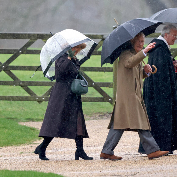 Le roi Charles III d'Angleterre et Camilla Parker Bowles, reine consort d'Angleterre, à la sortie de la messe du dimanche en l'église Sainte-Marie Madeleine à Sandringham. Le 18 février 2024 © Imago / Panoramic / Bestimage 