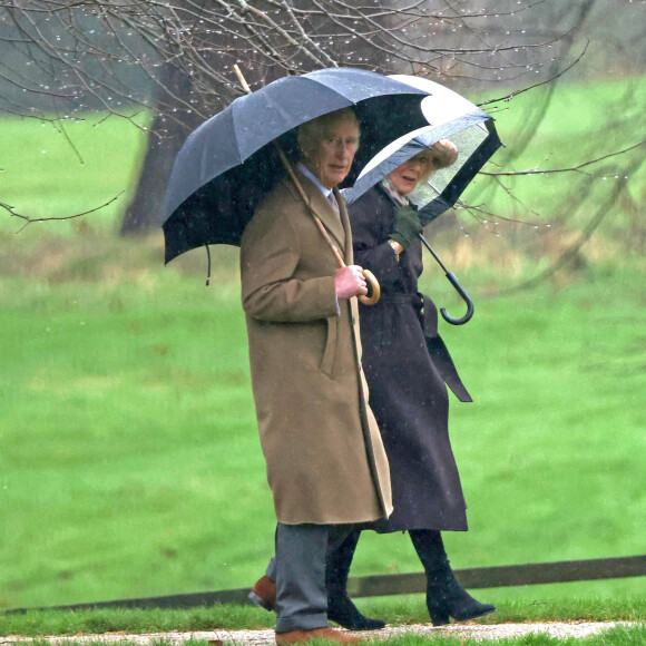 Le roi Charles III d'Angleterre et Camilla Parker Bowles, reine consort d'Angleterre, à la sortie de la messe du dimanche en l'église Sainte-Marie Madeleine à Sandringham. Le 18 février 2024 © Imago / Panoramic / Bestimage 