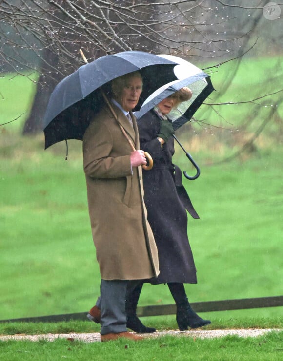 Le roi Charles III d'Angleterre et Camilla Parker Bowles, reine consort d'Angleterre, à la sortie de la messe du dimanche en l'église Sainte-Marie Madeleine à Sandringham. Le 18 février 2024 © Imago / Panoramic / Bestimage 