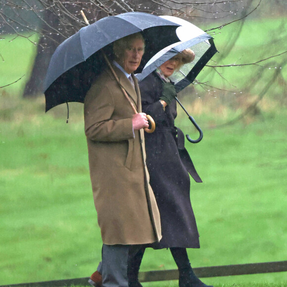 Le roi Charles III d'Angleterre et Camilla Parker Bowles, reine consort d'Angleterre, à la sortie de la messe du dimanche en l'église Sainte-Marie Madeleine à Sandringham. Le 18 février 2024 © Imago / Panoramic / Bestimage 