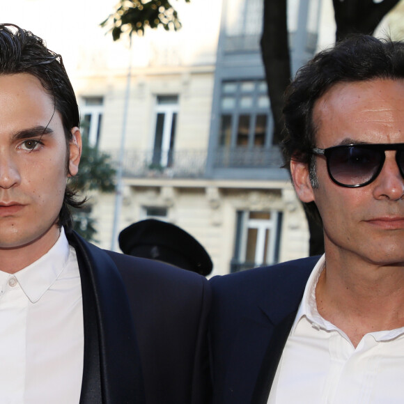 Malgré le conflit qui oppose ses fils Anthony et Alain-Fabien à sa fille Anouchka Delon
Anthony Delon avec son frère Alain-Fabien Delon aux arrivées de la 10ème édition du "Global Gift Gala" à l'hôtel Four Seasons George V à Paris, le 3 juin 2019. © Denis Guignebourg/Bestimage 