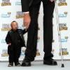 He Pingping, l'homme le plus petit du monde avec Sultan Kosen, l'homme  le plus grand du monde, en janvier 2010