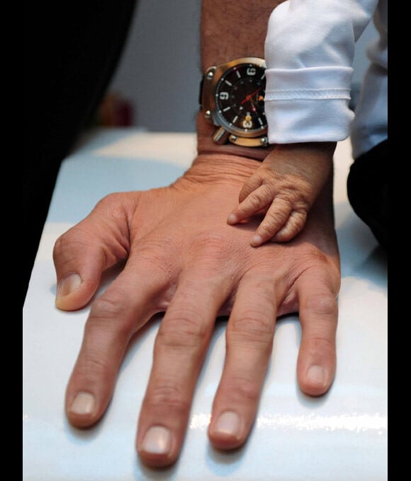 Comparaison entre la main d'He Pingping, l'homme le plus petit du monde et celle de Sultan Kosen, l'homme  le plus grand du monde, en janvier 2010