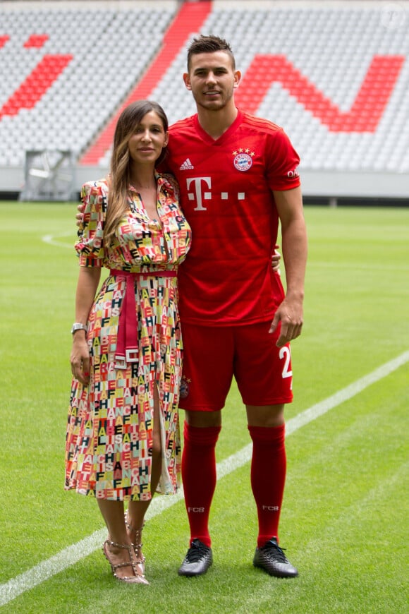 Lucas Hernandez et sa femme Amelia Ossa Llorente lors de la présentation de Lucas Hernandez, nouvelle recrue du Bayern de Munich à Munich.