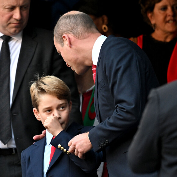 En 2025, ils devront en effet l'envoyer au collège et ont fait un choix.
Le prince William, prince de Galles et son fils le prince George assistent au quart de finale entre le Pays de Galles et l'Argentine à Marseille lors de la Coupe du monde de Rugby 2023 le 14 octobre 2023. © Bruno Bebert / Bestimage 