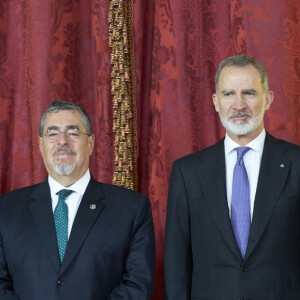 Les deux hommes s'entendent aussi bien que leurs femmes.
Le roi Felipe VI et la reine Letizia d'Espagne, organisent un déjeuner d'Etat à l'occasion de la visite de Bernardo Arevalo, président du Guatemala, au palais royal à Madrid, le 22 février 2024. 
