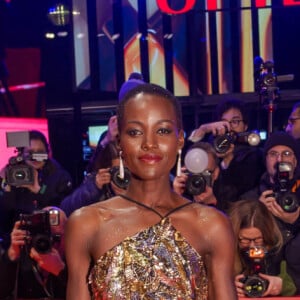 Lupita Nyong'o a fait sensation lors de la cérémonie de clotûre samedi 24 février dans une somptueuse robe dorée. 
Lupita Nyongo - Tapis rouge de la cérémonie de clôture de la 74ème édition du festival international du film de Berlin, la Berlinale, le 24 février 2024.