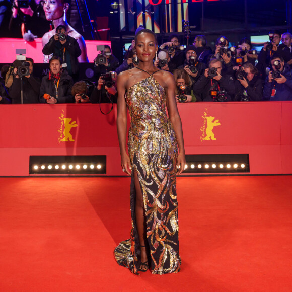Lupita Nyong'o a fait sensation lors de la cérémonie de clotûre samedi 24 février dans une somptueuse robe dorée. 
Lupita Nyongo - Tapis rouge de la cérémonie de clôture de la 74ème édition du festival international du film de Berlin, la Berlinale, le 24 février 2024.