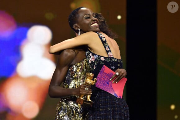 Très fière de ce prix, elle a déclaré : "En tant que Franco-Sénégalaise, cinéaste afrodescendante, j'ai choisi d'être de ceux qui refusent d'oublier, qui refusent l'amnésie comme méthode"
Lupita Nyong - Cérémonie de clôture de la de la 74ème édition du festival international du film de Berlin, la Berlinale, le 24 février 2024.