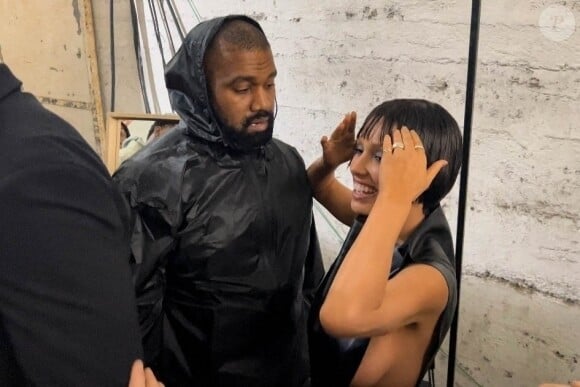 Kanye West n'a pas totalement rempli L'Accor Arena de Paris. L'évènement a été annoncé 10 jours avant la date et les tickets coûtaient entre 90 et 200€.
Kanye West et sa femme Bianca Censori - Défilé Marni à Milan.