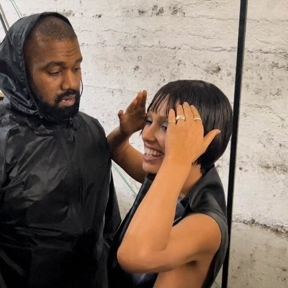 Kanye West n'a pas totalement rempli L'Accor Arena de Paris. L'évènement a été annoncé 10 jours avant la date et les tickets coûtaient entre 90 et 200€.
Kanye West et sa femme Bianca Censori - Défilé Marni à Milan.