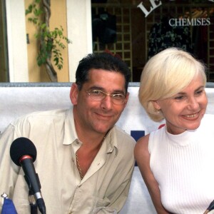 "On est restés 25 ans ensemble. Ça n'a pas été de tout repos. Je suis partie, car je souffrais beaucoup. J'en garde encore des blessures."
Jean-Pierre Murzilli et Michèle Torr à Saint-Tropez, en 1998.