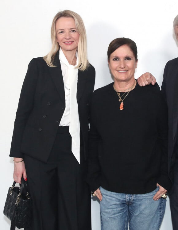 Delphine Arnault (Présidente de Dior) et Maria Grazia Chiuri posent backstage à la suite du Défilé de Mode Dior, Prêt-à-porter Automne / Hiver 2024-2025 dans le cadre de la Fashion Week de Paris, France, le 27 Fevrier 2024. © Bertrand Rindoff / Bestimage 