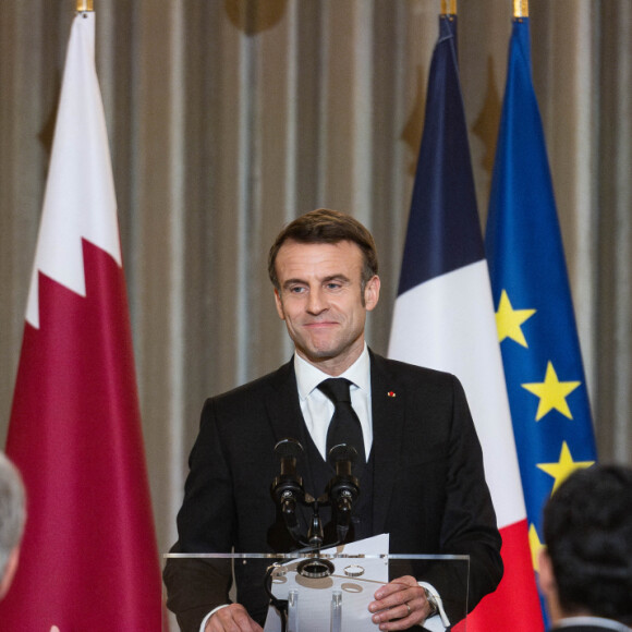 Le président Emmanuel Macron - Le président Emmanuel Macron et l'émir du Qatar accueillent les invités au dîner d'état en l'honneur de l'émir au palais de l'Elysée à Paris le 27 février 2024. © Eric Tschaen / Pool / Bestimage 