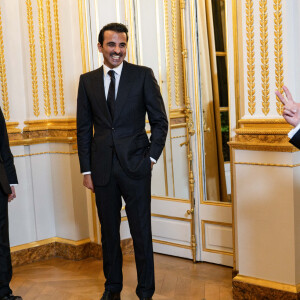 Nicolas Sarkozy, Le président Emmanuel Macron, l'émir du Qatar son altesse Tamim ben Hamad Al Thani - Le président Emmanuel Macron et l'émir du Qatar accueillent les invités au dîner d'état en l'honneur de l'émir au palais de l'Elysée à Paris le 27 février 2024. © Eric Tschaen / Pool / Bestimage 