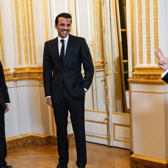 Nicolas Sarkozy, Le président Emmanuel Macron, l'émir du Qatar son altesse Tamim ben Hamad Al Thani - Le président Emmanuel Macron et l'émir du Qatar accueillent les invités au dîner d'état en l'honneur de l'émir au palais de l'Elysée à Paris le 27 février 2024. © Eric Tschaen / Pool / Bestimage 