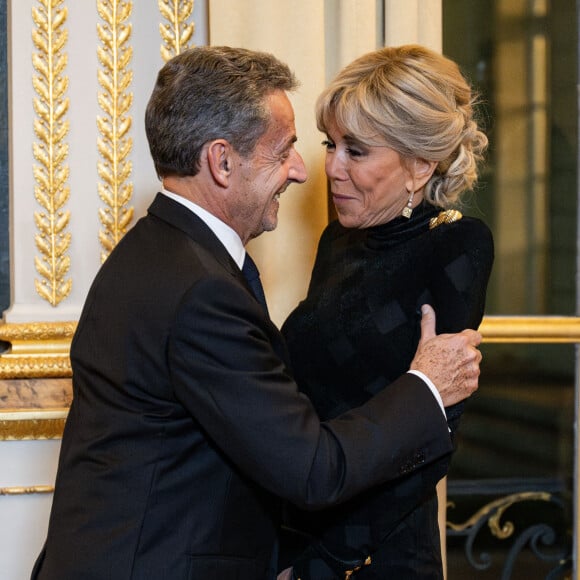 Il a été photographié au coté de Brigitte Macron.
Nicolas Sarkozy, Brigitte Macron - Le président Emmanuel Macron et l'émir du Qatar accueillent les invités au dîner d'état en l'honneur de l'émir au palais de l'Elysée à Paris le 27 février 2024. © Eric Tschaen / Pool / Bestimage 