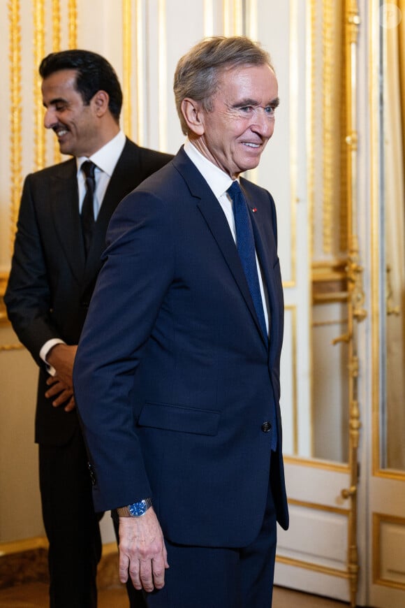 Tout comme Bernard Arnault.
Bernard Arnault, l'émir du Qatar son altesse Tamim ben Hamad Al Thani - Le président Emmanuel Macron et l'émir du Qatar accueillent les invités au dîner d'état en l'honneur de l'émir au palais de l'Elysée à Paris le 27 février 2024. © Eric Tschaen / Pool / Bestimage 