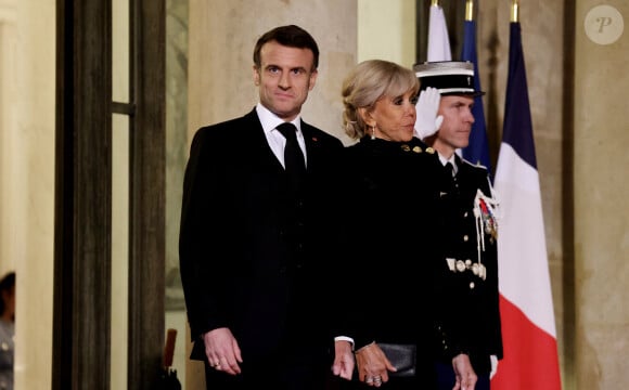 Le président Emmanuel Macron et sa femme Brigitte Macron - Arrivées au dîner d'état en l'honneur de l'Emir du Qatar au palais présidentiel de l'Elysée à Paris le 27 février 2024. © Dominique Jacovides / Bestimage 