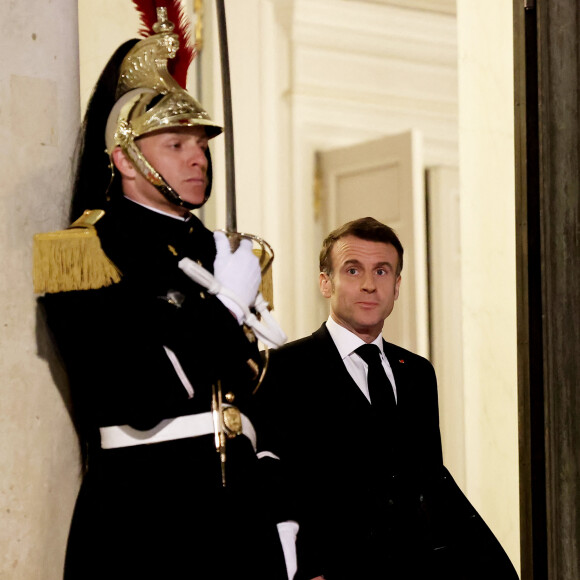 Le président Emmanuel Macron - Arrivées au dîner d'état en l'honneur de l'Emir du Qatar au palais présidentiel de l'Elysée à Paris le 27 février 2024. © Dominique Jacovides / Bestimage 